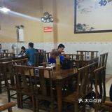 老板和服务员都忙不过来，一路小跑，可见生意兴隆