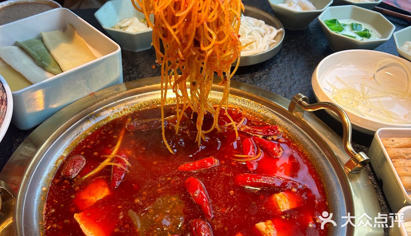 当然，还有他们的招牌瀑布土豆丝，涮三秒就能吃