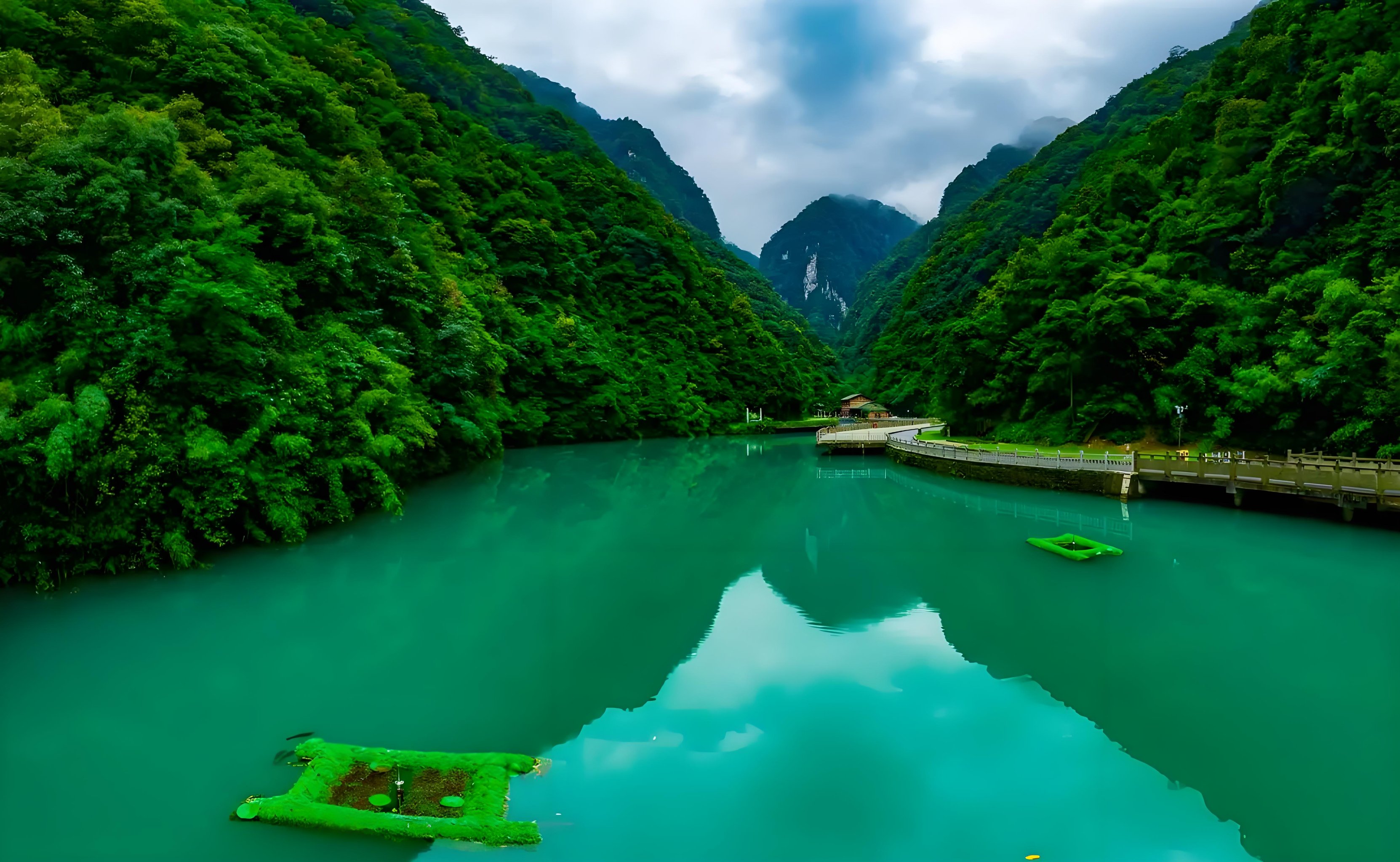 绿水青山,碧绿峡谷,享受夏季的激流猛进