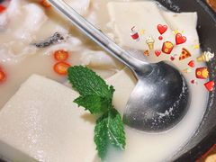 酸汤煮嫩滑鱼片-小大董·烤鸭(王府井apm店)