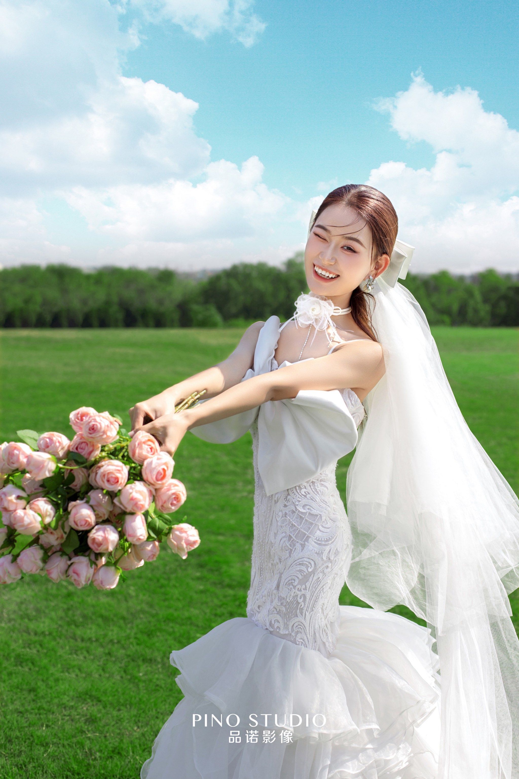 趁绿意还没溜走去拍组超韩的草坪婚纱照吧