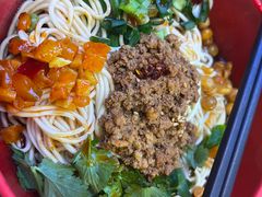 -爆炸头阿姨小四川正宗川味小吃(无任何分店)