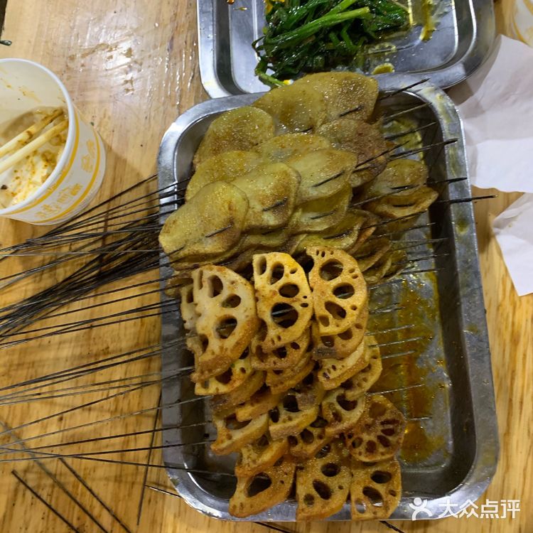 幸好吃了点对门的煎饺，要不然要饿调了面。招牌虾球很新鲜