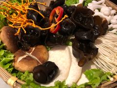 -尚尚仙·酸汤猪手·猪肚鸡火锅(华联万柳购物中心店)