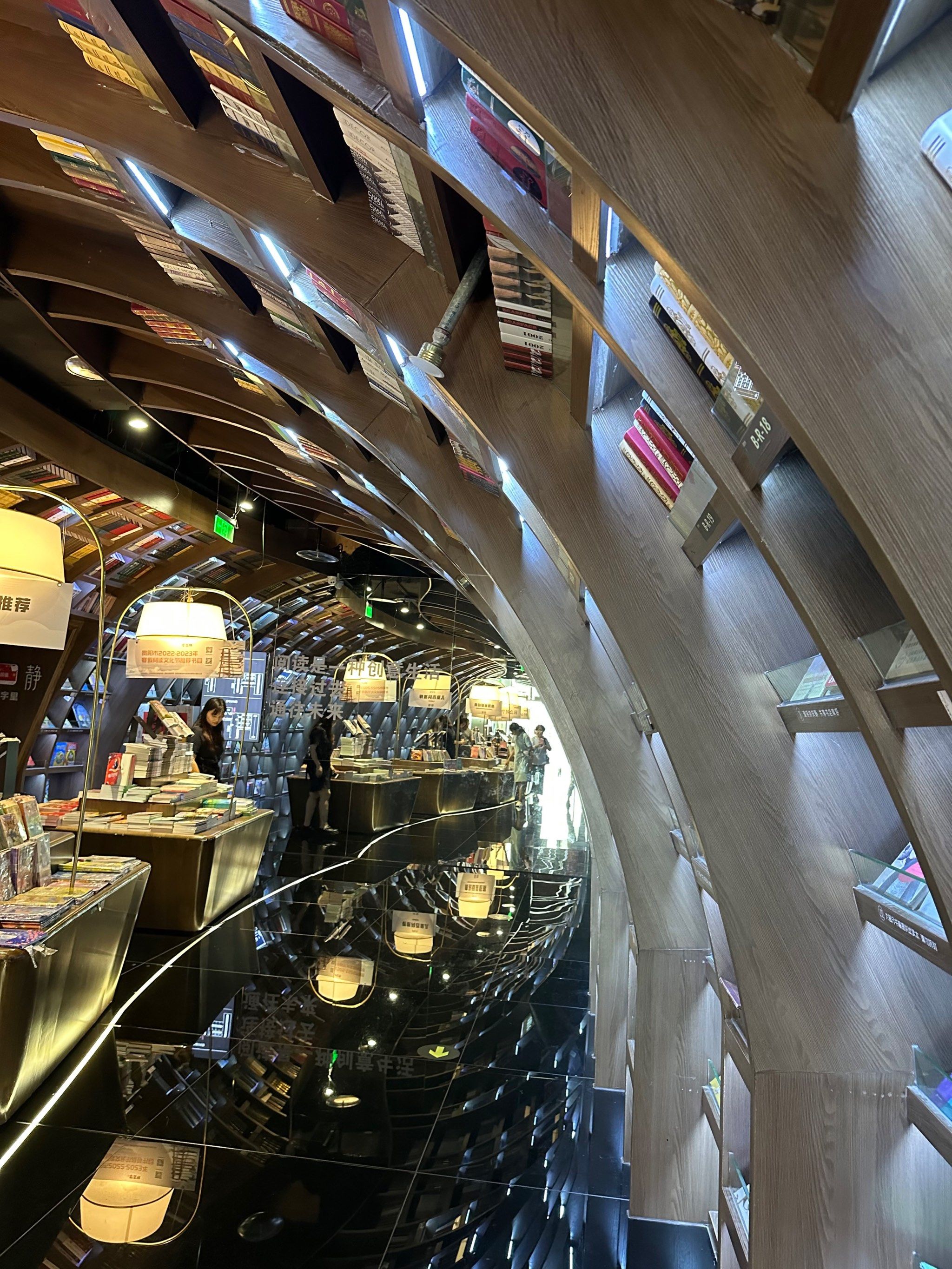 被美国《wired》杂志评为"全球10所最美书店"之一