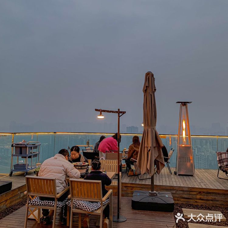 鹅岭二厂有家屋顶烤肉，谁还没有来过？