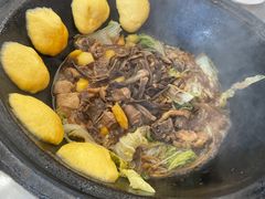 小鸡炖蘑菇-粘豆包柴火铁锅炖