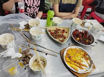 「世界城光谷步行街」三个人吃了一百多，女生