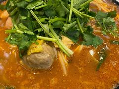 招牌炸酱酸辣米线-肥汁米蘭香港米线(长宁来福士店)