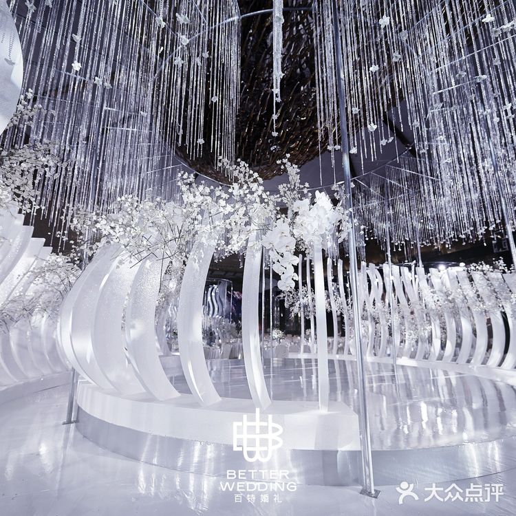 一场纯白色的圣洁婚礼，这样的设计感你还在担心长辈无法接受吗？