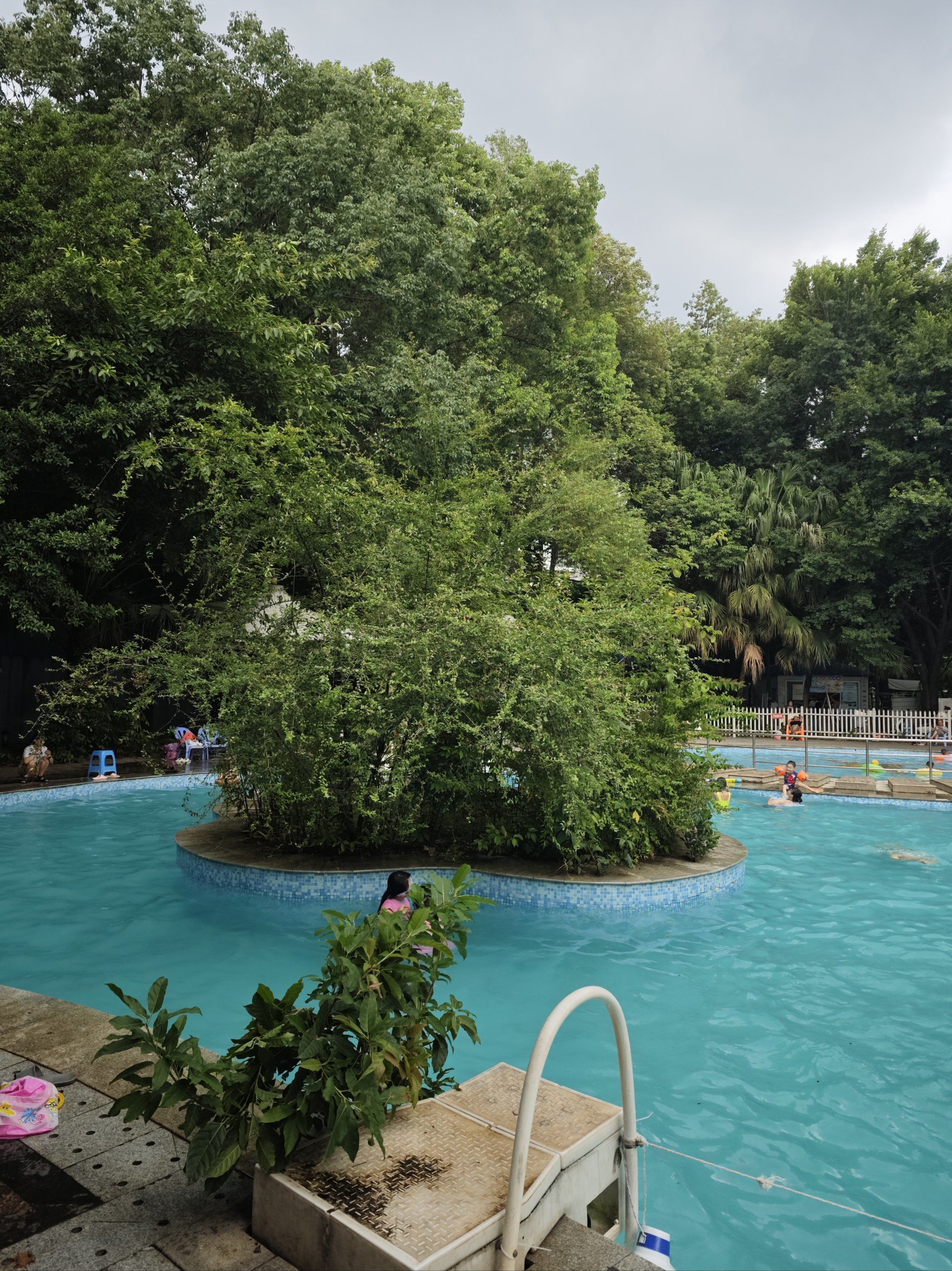 室外泳池的清凉一刻