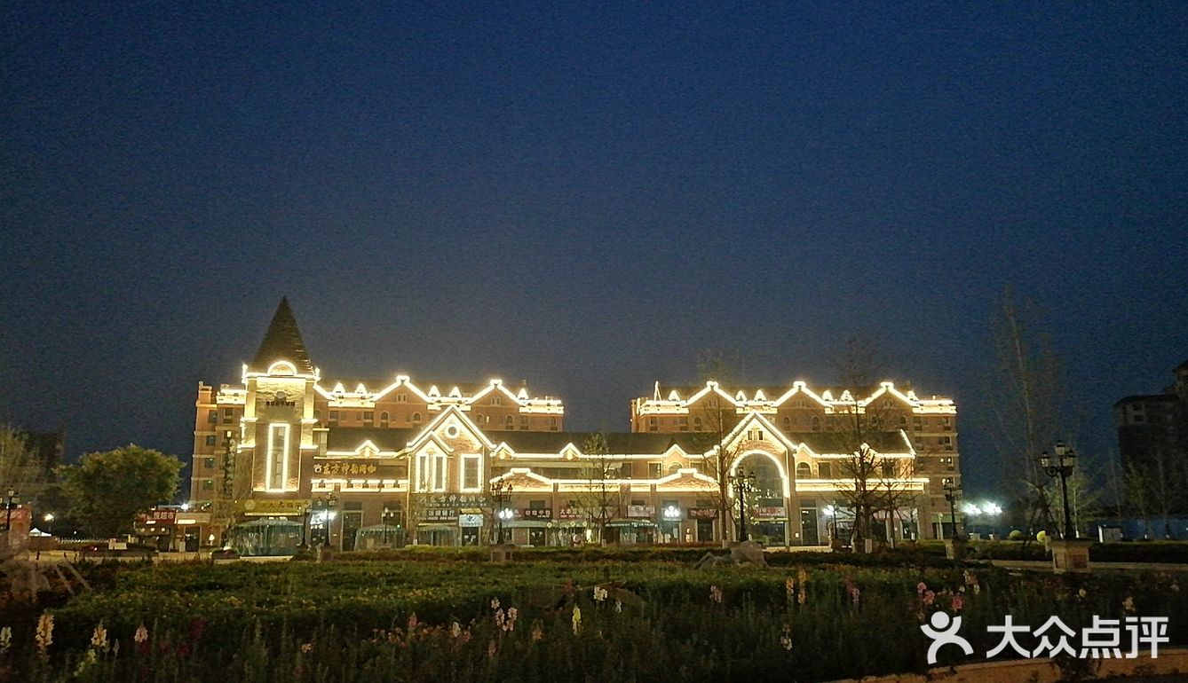 早是人烟，跳广场舞的，吃夜宵的