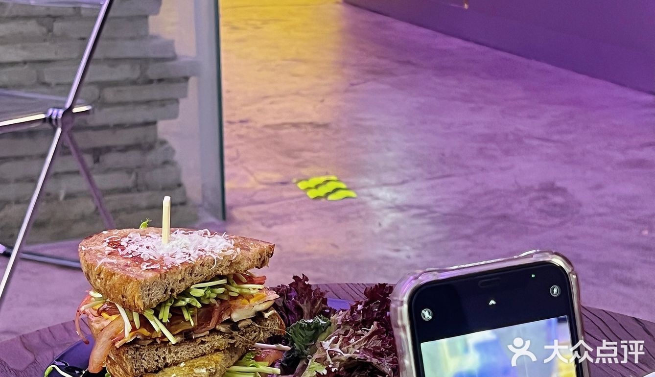 集齐下午茶和小酒馆于一身的咖啡店☕