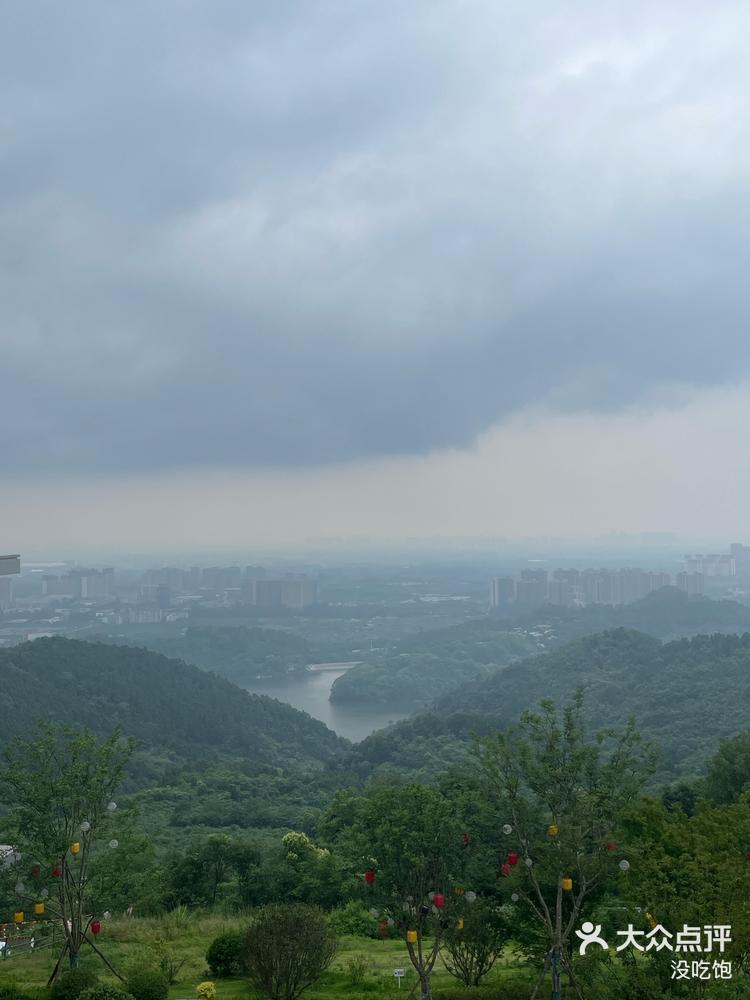 成都龙泉山脉最高峰图片