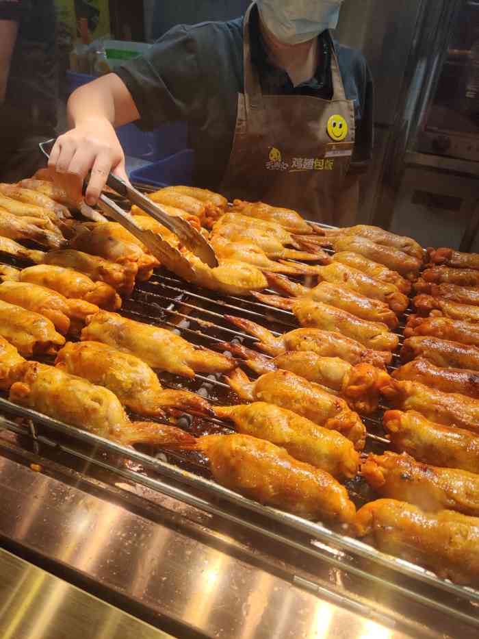 「天美匯雞翅包飯」招牌雞翅包飯烤的很香,而且稍微冷一點了