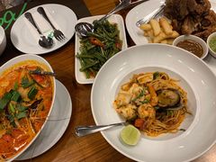 -Chom Cafe and Restaurant