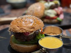 瀑布芝士牛肉汉堡-Let'sBURGERplus·非常创意汉堡(三里屯店)