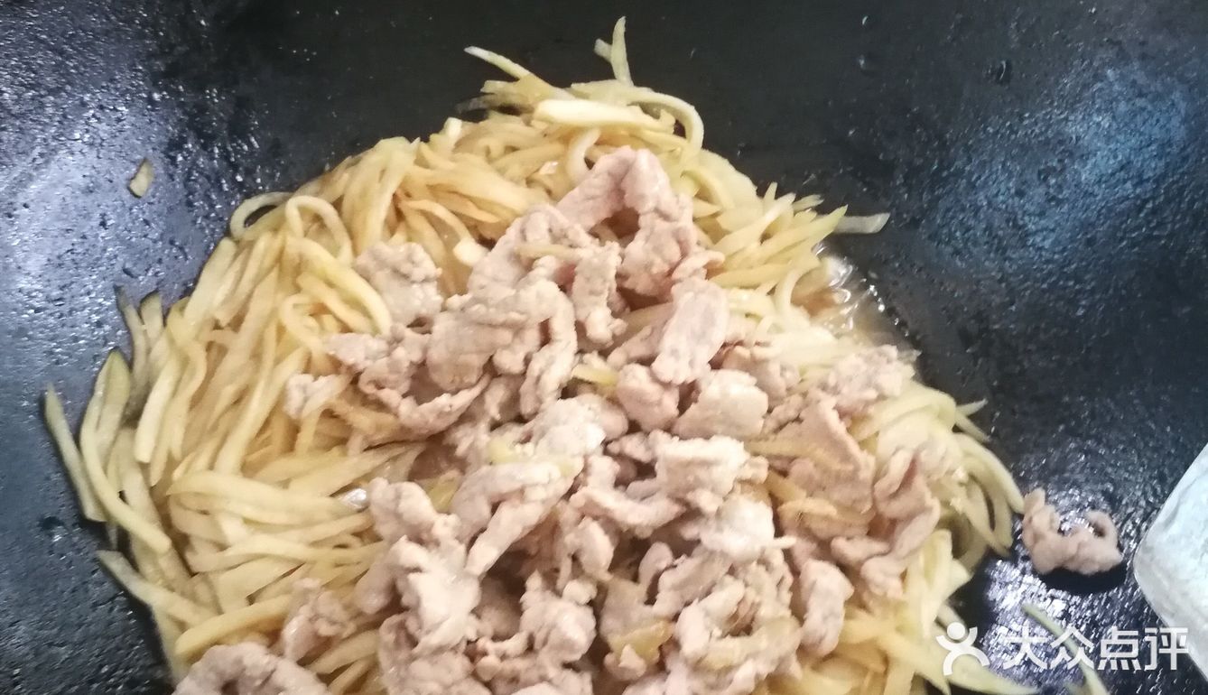 将瘦肉切丝，在锅中炒至半熟，装盘备用