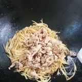 将瘦肉切丝，在锅中炒至半熟，装盘备用