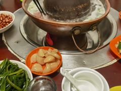 -洞庭洲·防空洞火锅·烧烤·铜锅涮肉(新百广场店)