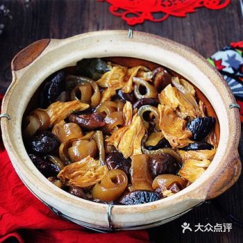 腐竹、香菇放入温水中充分泡发备用