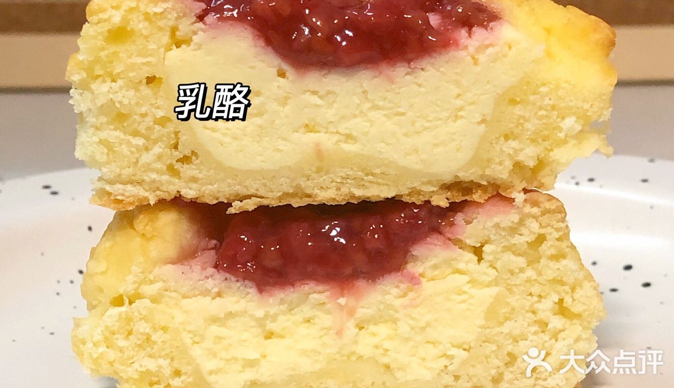 口感很扎实、饱腹感强，馅儿还是有加糖