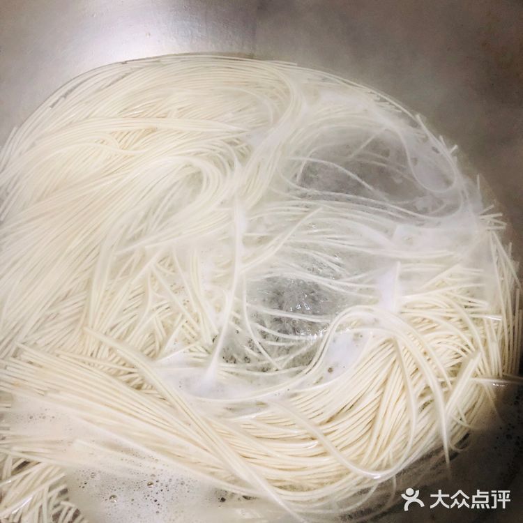 辣椒油 再用筷子搅拌均匀 防止粘锅 就可以出锅了