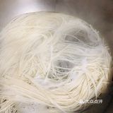 辣椒油 再用筷子搅拌均匀 防止粘锅 就可以出锅了
