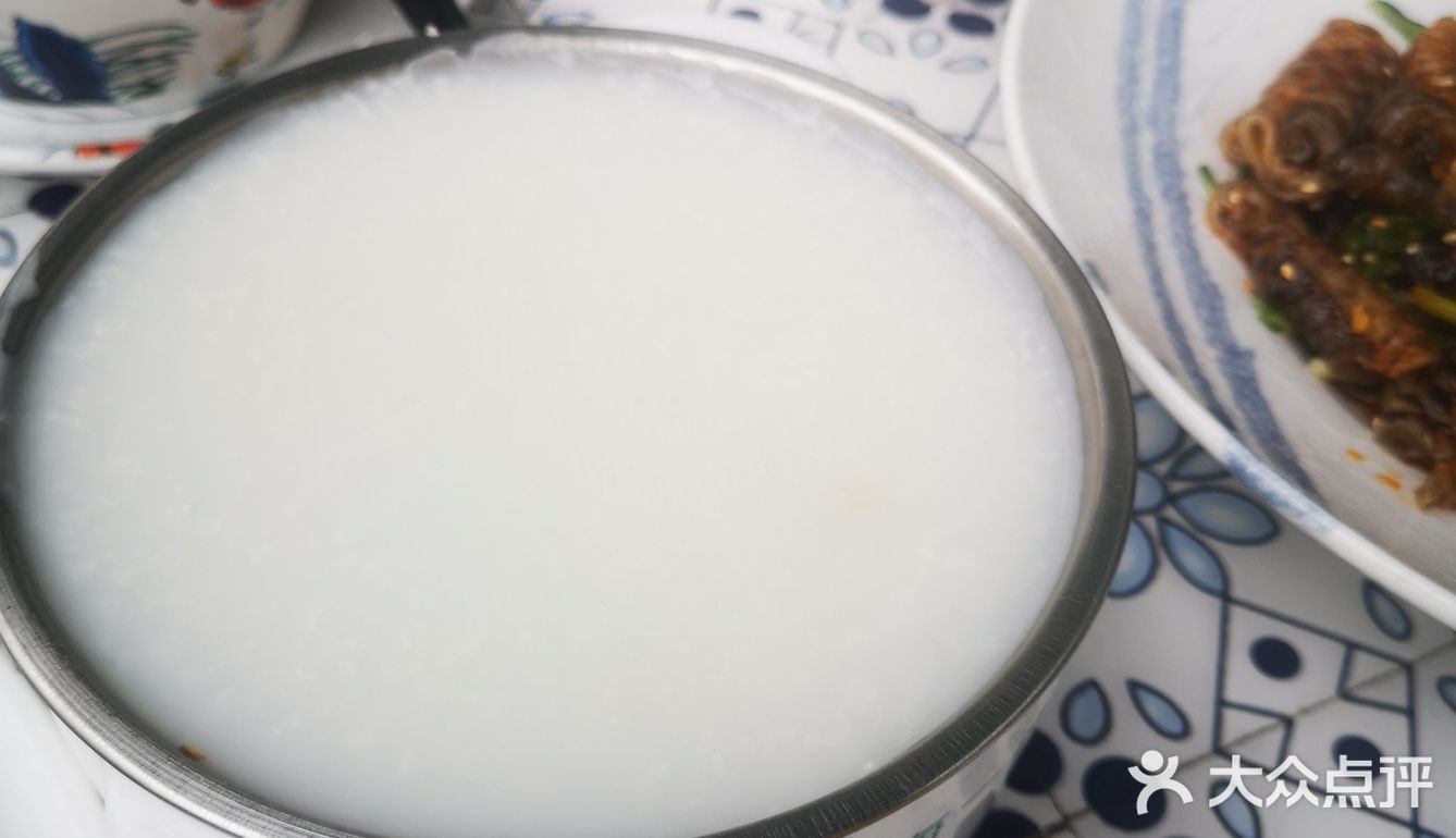二层楼，外面也有桌子，现在天气正好
