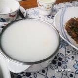 二层楼，外面也有桌子，现在天气正好