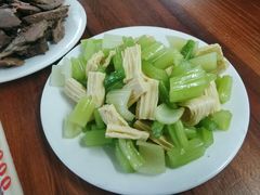 芹菜腐竹-宝瑞门钉肉饼店