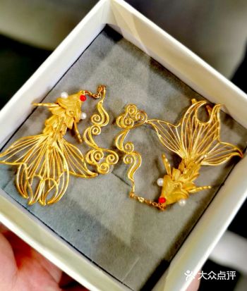 门口有块非遗办公室指示牌,顺楼梯上二楼