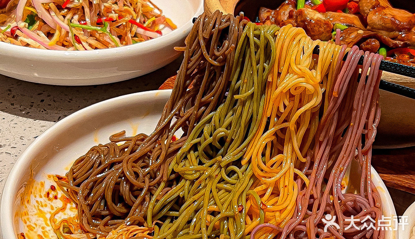 会主动介绍他们家的的招牌酸菜鱼 几乎是每桌必点！