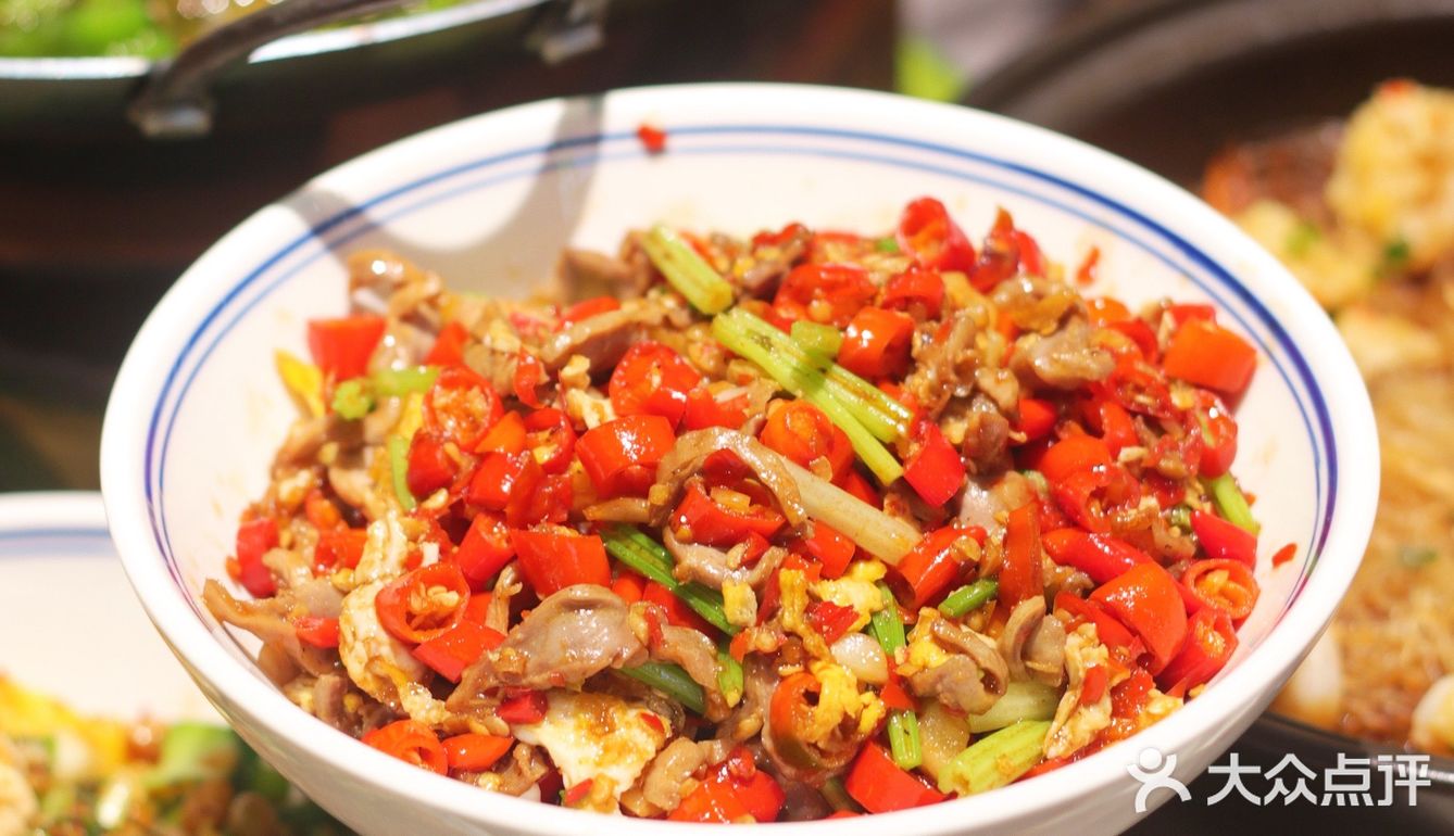 辣椒炒肉吃不烦，就是有点费米饭