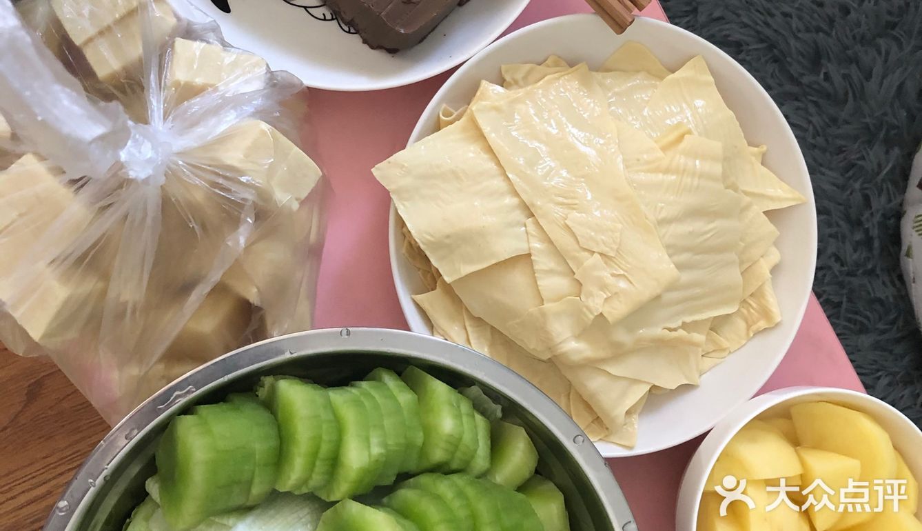 各种丸子。鸭血、油豆皮太好吃了，我们还提前泡了一下