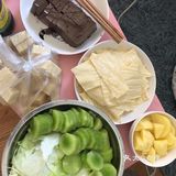 各种丸子。鸭血、油豆皮太好吃了，我们还提前泡了一下