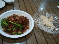 油爆河虾（味道还是可以的，相对而言！）很绵很绵的花生绵绵冰（这个味道最好了，第一份上的菜！！充满了希望，当然最后是绝望着离开的！）-老头儿油爆虾(星光一期店)