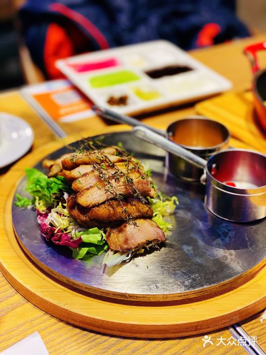 小大董·烤鸭(西客站店)炭烧猪颈肉图片