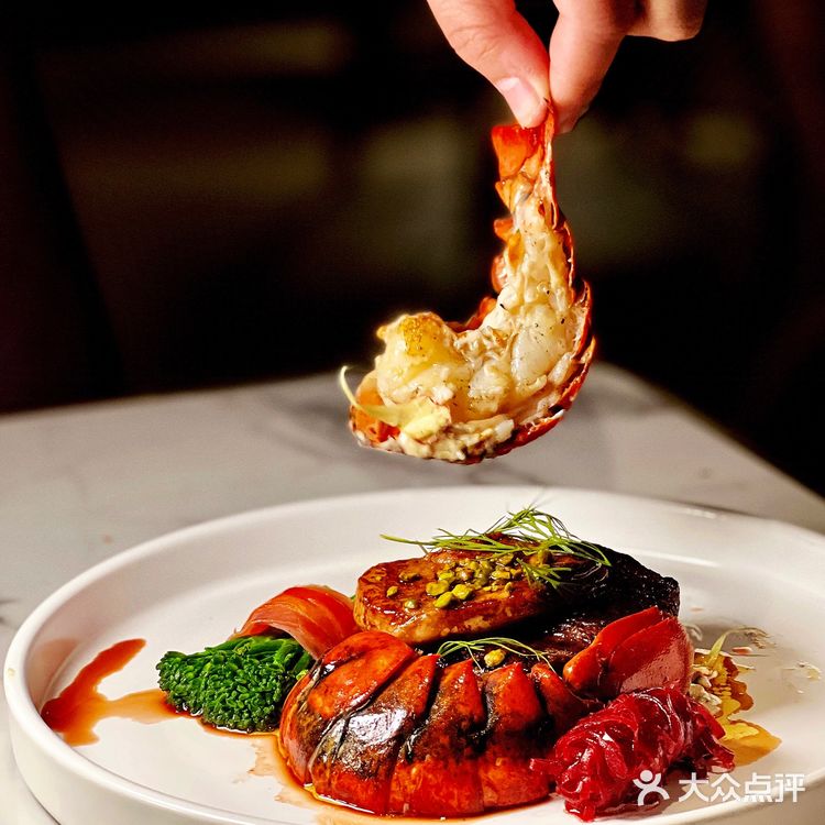 高甜预警｜情人节氛围拉满的烛光晚餐🌹餐厅一楼是玫瑰花花海～