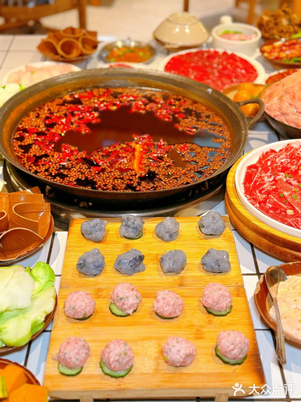 被重庆土著追着夸的火锅，到底啥来头？