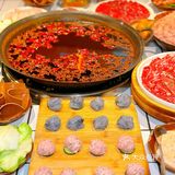 被重庆土著追着夸的火锅，到底啥来头？