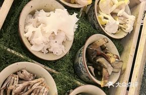 Fresh Wild Mushroom Hot Pot with Chicken's Hand