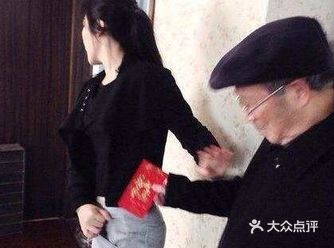 偷塞到对方口袋里，有的直接追出好远