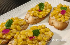 Tuna Corn Pizzetta