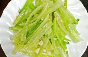 Garlic-Pounded Lettuce Stems