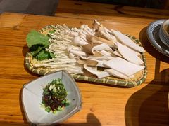 -野山舂·贵州现舂酸汤火锅(鸿通城店)