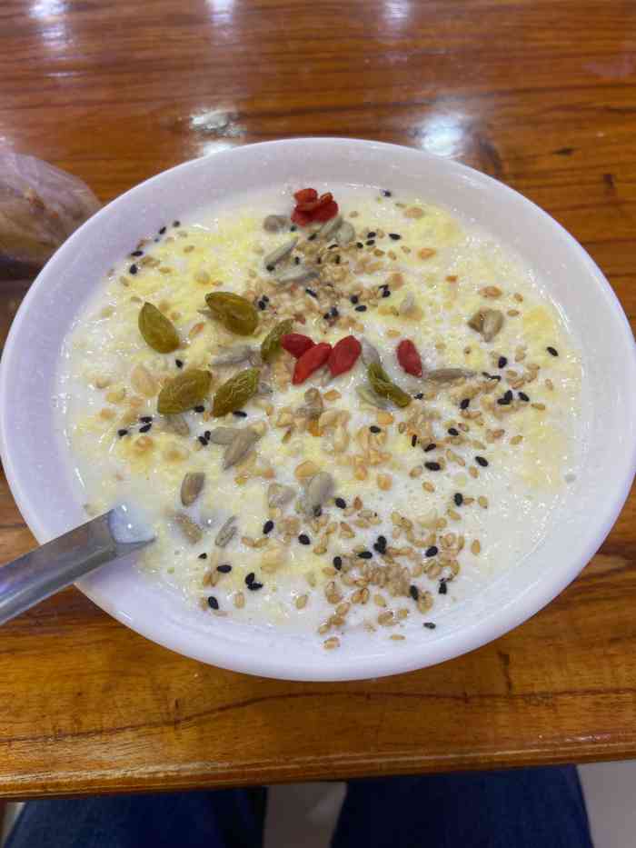 秋林食街(李家村店)-"春节前的秋林糕点区[捂脸]人挤的一团一团.