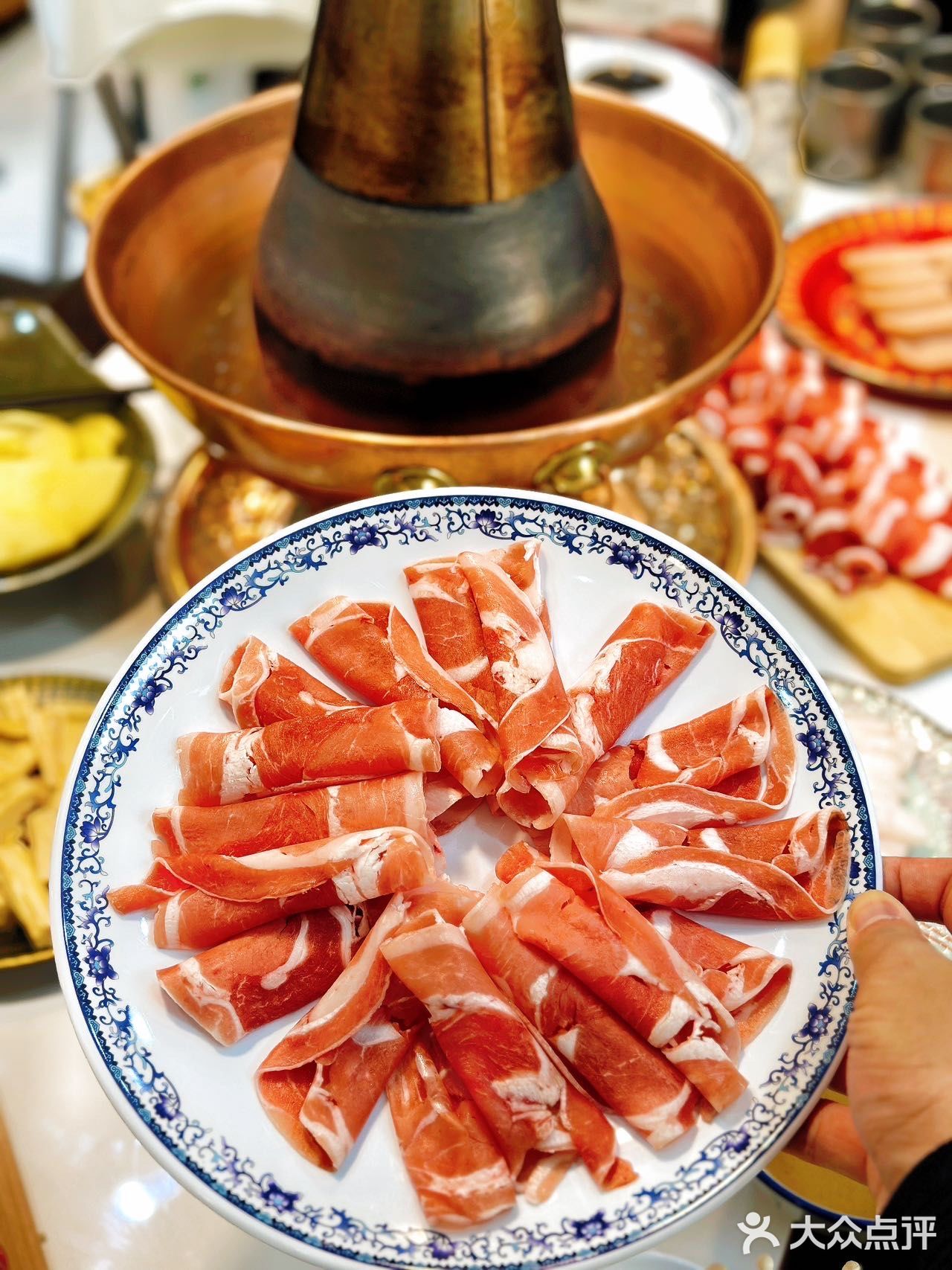 在武汉，可以品尝到正宗的老北京涮肉