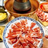 在武汉，可以品尝到正宗的老北京涮肉