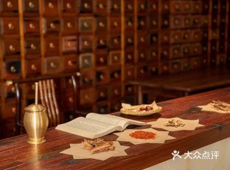 1、怕冷，手脚冰凉； 2、容易感冒且感冒恢复期长；